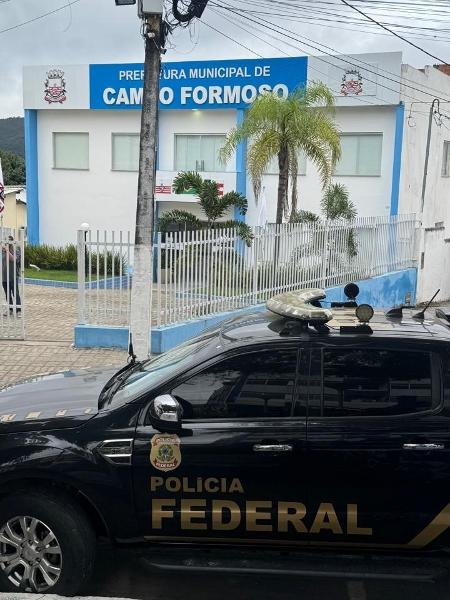 Viatura da PF em Campo Formoso, na Bahia; cidade é comandada por Elmo Nascimento, irmão do deputado Elmar Viatura da PF em Campo Formoso, na Bahia; cidade é comandada por Elmo Nascimento, irmão do deputado Elmar