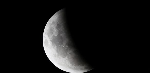 Eclipse lunar 'quase total' deixa 96,2% da Lua escurecida