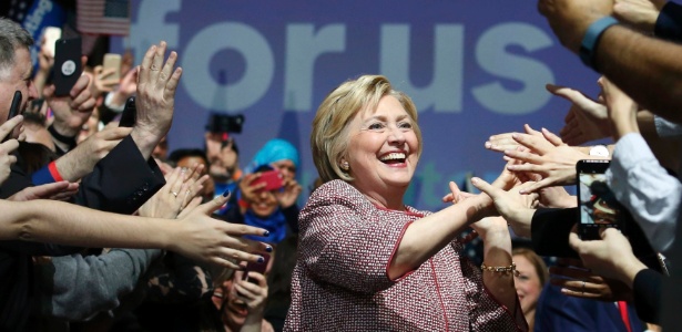 20.abr.2016 - A pré-candidata à presidência dos EUA Hillary Clinton comemora a vitória nas prévias eleitorais do partido democrata em Nova York - Adrees Latif/Reuters