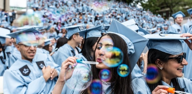 19.mai.2016 - Jovens comemoram graduação na Universidade de Columbia, em Nova York (EUA) - Li Muzi/Xinhua