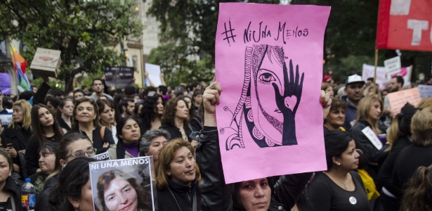 Mulheres levantam cartazes durante o primeiro Ato Nacional de Mulheres em protesto contra feminicídio - Xinhua - 19.out.2016/Julio Pantoja/TELAM