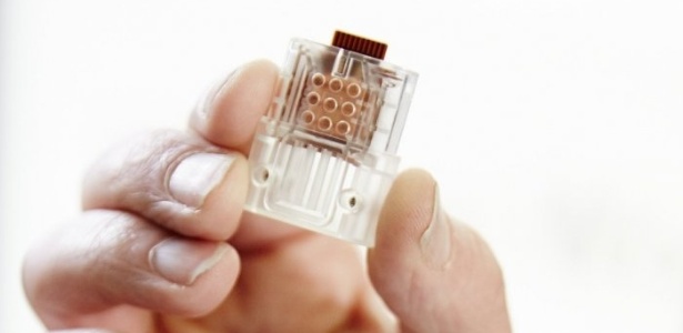 Chip dentro do USB mede os níveis de HIV no sangue da pessoa - Divulgação/Imperial College