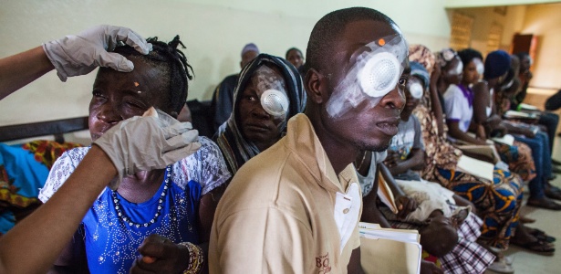 Sobreviventes do ebola têm ataduras removidas após passarem por cirurgias de catarata - Jane Hahn/The New York Times