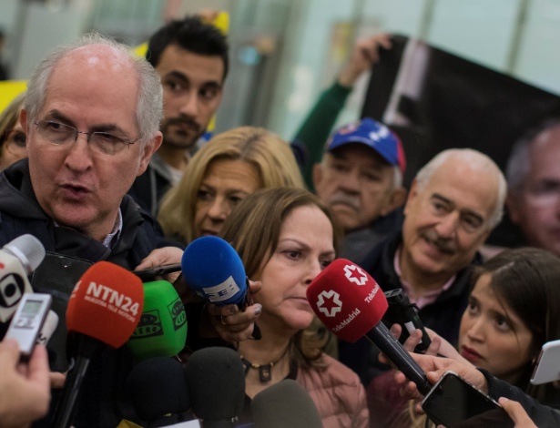Antonio Ledezma fala com jornalistas em sua chegada a aeroporto de Madri neste sábado - Juan Medina/Reuters