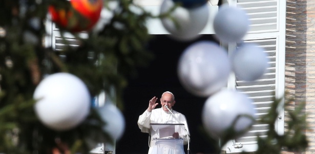 3.dez.17 - Papa Francisco acena durante sua oração dominical no Vaticano - Tony Gentile/Reuters