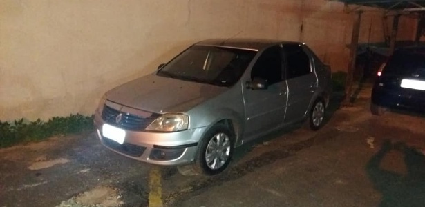 Renault Logan apreendido em Ubá (MG) na madrugada de domingo (18) - Reprodução/WebTVMinas
