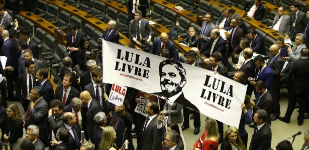 10.abr.2018 - Deputados do PT levantam cartazes pela liberdade de Lula  no plenário da Câmara - Dida Sampaio/Estadão Conteúdo