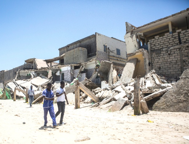Ruínas de edifícios destruídos por marés altas em Saint-Louis, no Senegal - Jahn Hahn/The New York Times