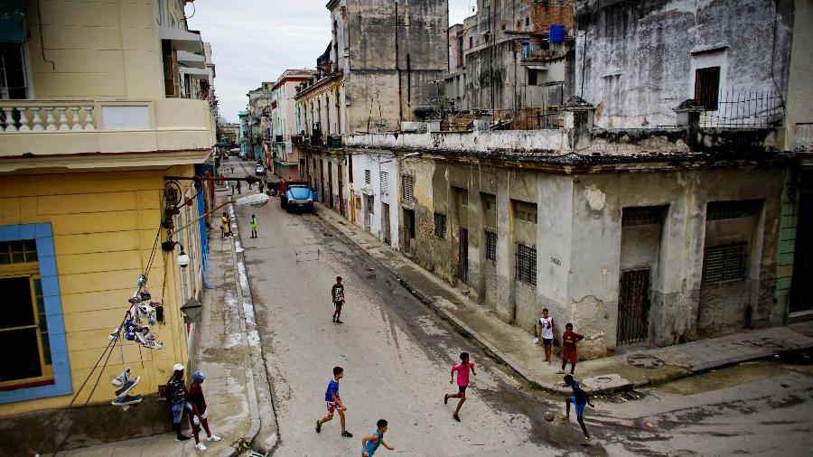 24.maio.2018 - Em Havana, Cuba, crianças jogam futebol na rua - Alexandre Meneghini/Reuters