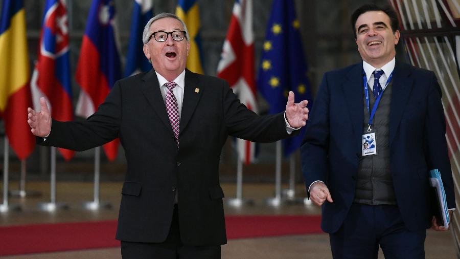 O presidente da Comissão Europeia, Jean-Claude Juncker (esquerda), gesticula ao chegar à reunião especial do Conselho Europeu para endossar o esboço do acordo de retirada do Brexit - Philippe Lopez/AFP