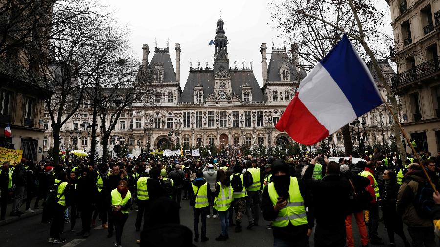 5.jan.2019 - Manifestantes protestam em Paris, na França, pelo oitavo sábado seguido - Sameer Al-Doumy/AFP