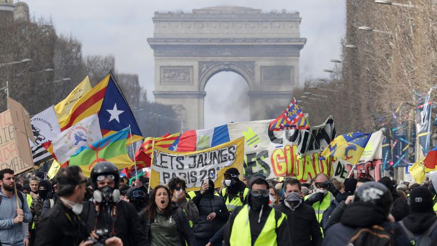 Manifestantes do grupo coletes amarelos entraram em confronto com a polícia nas ruas de Paris - Photo by Thomas SAMSON / AFP