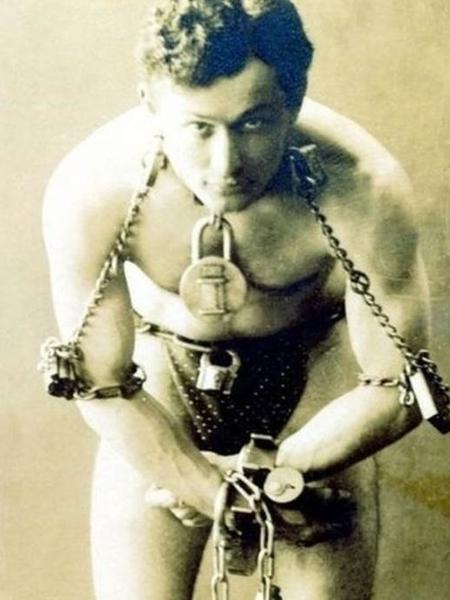 Harry Houdini foi um dos maiores ilusionistas da história. Ele viveu de 1874 a 1925 - BBC