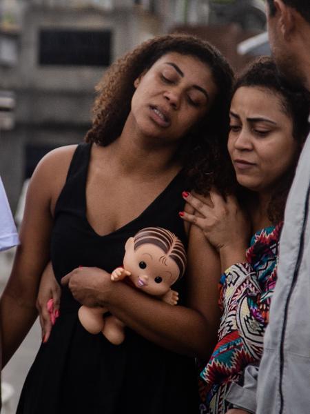 Vanessa Sales, mãe de Ághata Félix, no sepultamento da criança - Zô Guimarães/Folhapress