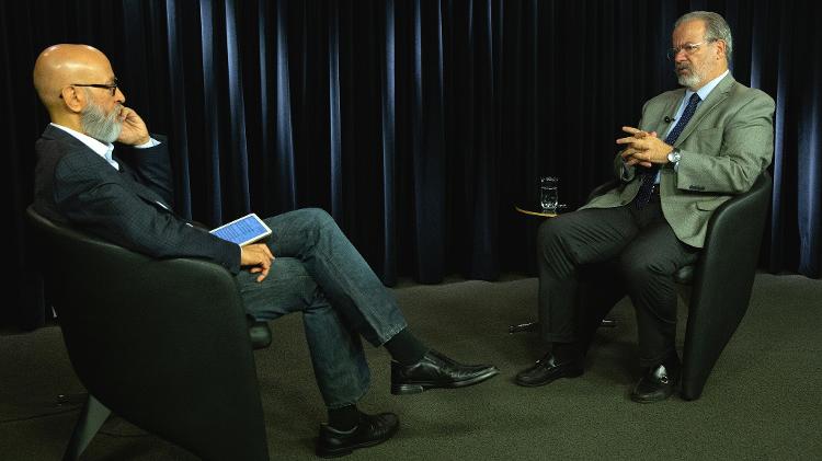 O ex-ministro da Segurança Pública, Raul Jungmann, durante entrevista ao UOL, no estúdio de Brasília - Kleyton Amorim/UOL