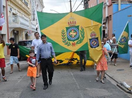 Homem prevê restauração da Monarquia no Brasil. 