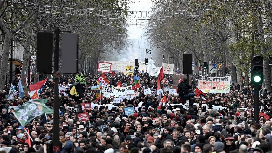 17.dez.2019 - Franceses saem às ruas de Paris para protestar contra a reforma da Previdência - Philippe Lopez/AFP