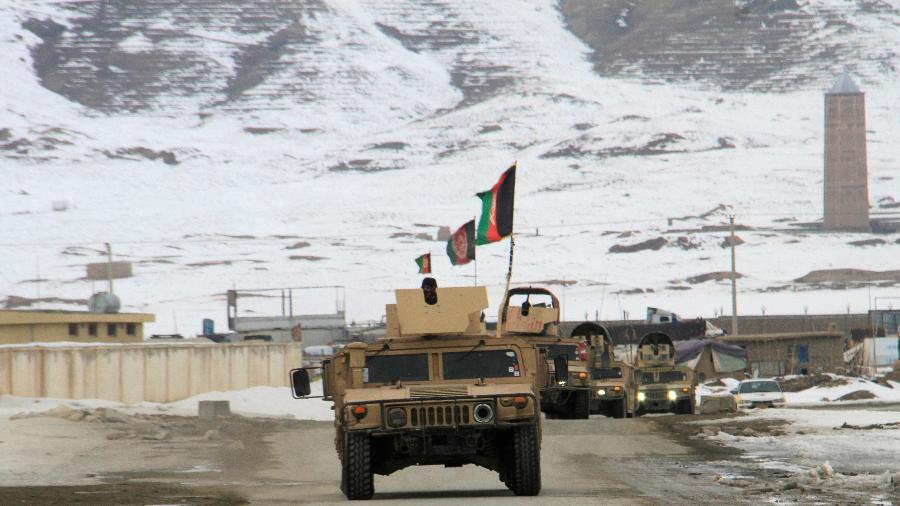Forças do Exército Nacional Afegão vão ao local de um acidente de avião no distrito de Deh Yak, na província de Ghazni - Mustafa Andaleb/Reuters