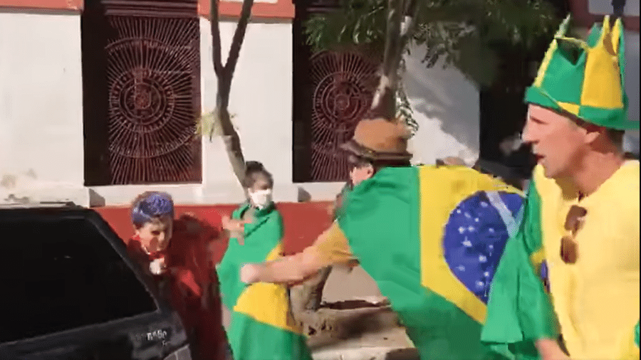 19.abr.2020 - Vídeo mostra casal sendo agredido em ato pró-intervenção militar em Porto Alegre - Reprodução/Zero Hora