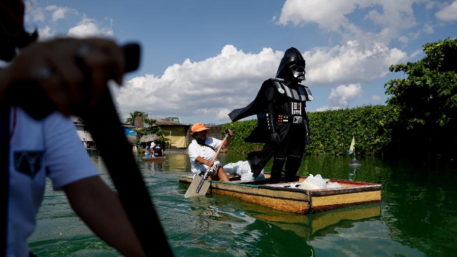 Funcionário vestido como Darth Vader entrega itens básicos a moradores das Filipinas em meio ao surto de coronavírus - Eloisa Lopez/Reuters