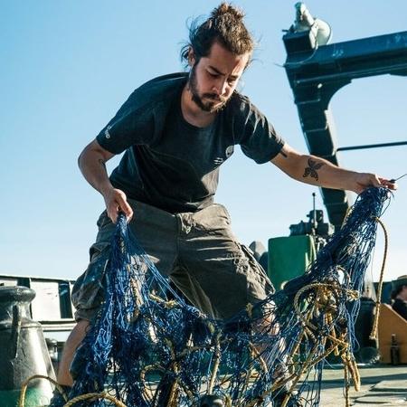 Guiga Pirá destruindo redes de pesca em área protegida durante operação no México, em 2017 - Divulgação/Sea Shepherd