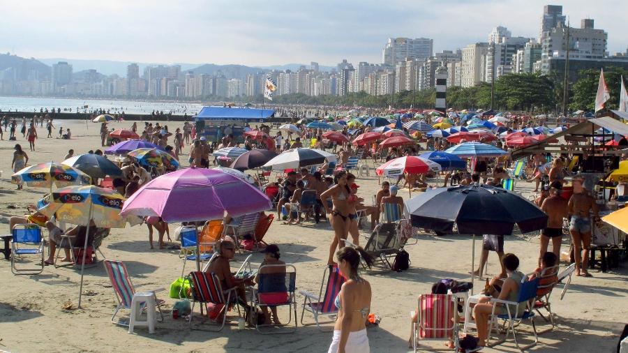 12.out.2020 - Movimento de banhistas nas praias de Santos, no litoral sul de São Paulo, durante o feriado - MAURÍCIO DE SOUZA/ESTADÃO CONTEÚDO