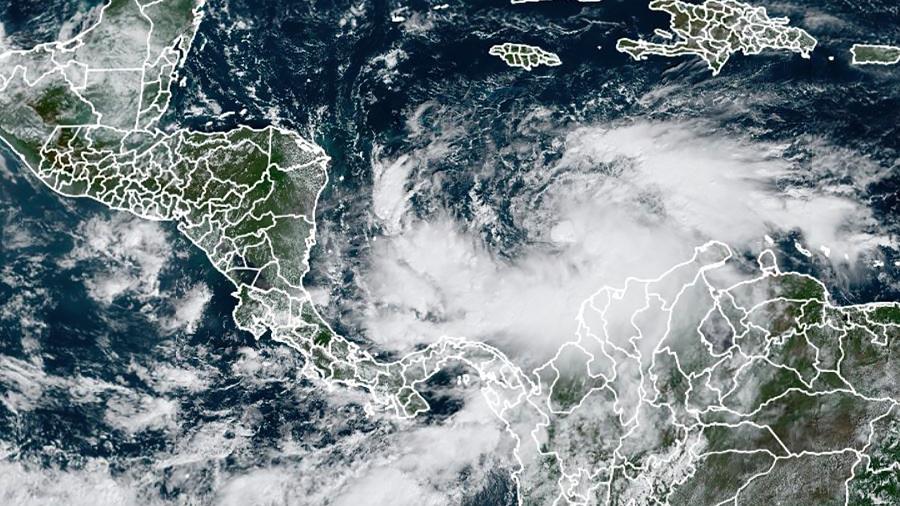 Imagem de satélite mostra Furacão Iota se aproximando da América Central - Handout / RAMMB/NOAA/NESDIS / AFP