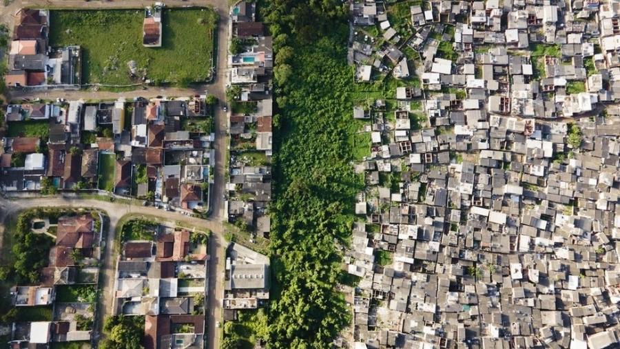 Imagem aérea do Guarujá; fotógrafo Johnny Miller está no Brasil desde outubro - Johnny Miller/Unequal Scenes