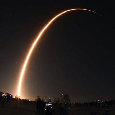 O foguete Falcon 9, da SpaceX, lançado em janeiro de 2020 transportando 60 satélites Starlink - Getty Images