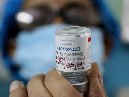 Profissional se prepara para imunizar homem com dose da Covaxin, feita na Índia - Debajyoti Chakraborty / NurPhoto via Getty Images