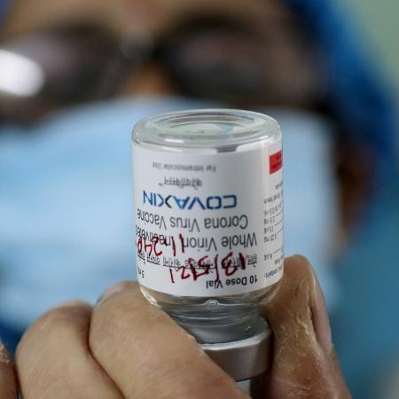 Profissional de saúde se prepara para imunizar um homem com uma dose da vacina contra o coronavírus Covaxin, desenvolvida pelo Laboratório Bharat Biotech, em uma clínica municipal de saúde, em Calcutá, Índia. - Debajyoti Chakraborty / NurPhoto via Getty Images