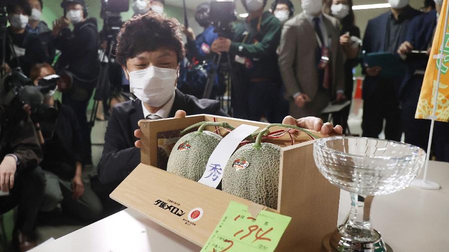 Melões Yubari são iguarias apreciadas pelos japoneses e, curiosamente, o preço é muito abaixo do observado antes da pandemia -  STR / JIJI PRESS / AFP