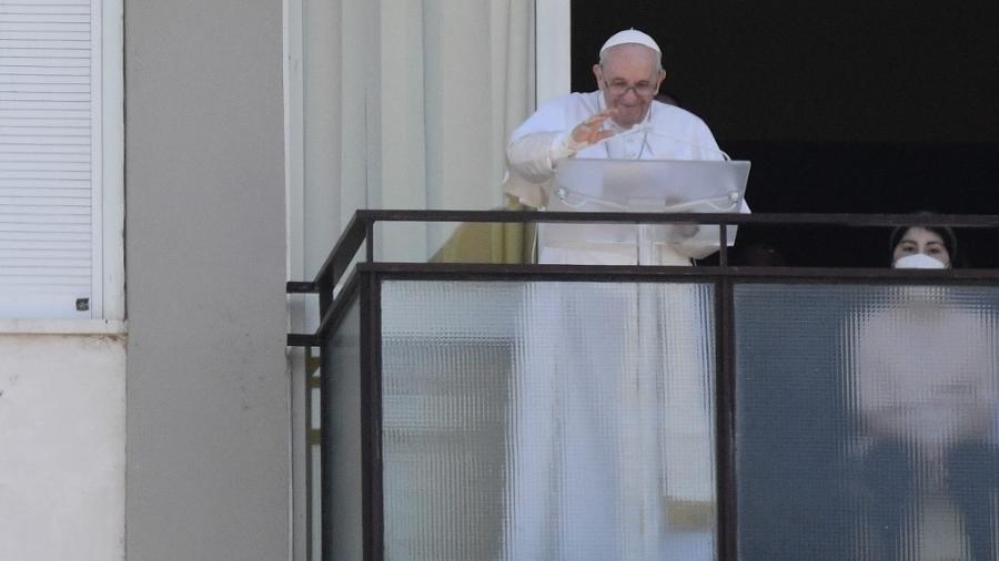 11.jul.2021 - O papa Francisco acena para fiéis da varanda do hospital - Filippo Monteforte/AFP