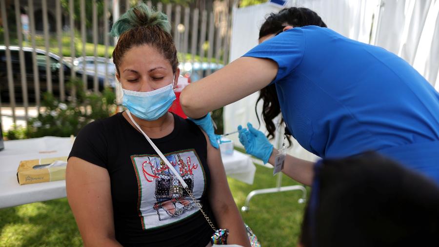 Rosa Gallegos, 31, frequenta uma clínica de vacinação contra covid-19 em Los Angeles, Califórnia, EUA - Lucy Nicholson/Reuters