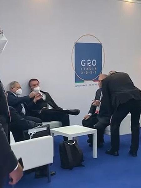 Isolado, presidente Jair Bolsonaro conversa com ministro da Economia, Paulo Guedes, na antessala do G20 - Reprodução