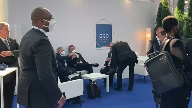 Isolado, Bolsonaro conversa com Guedes na antessala do G20 - Reprodução - Reprodução