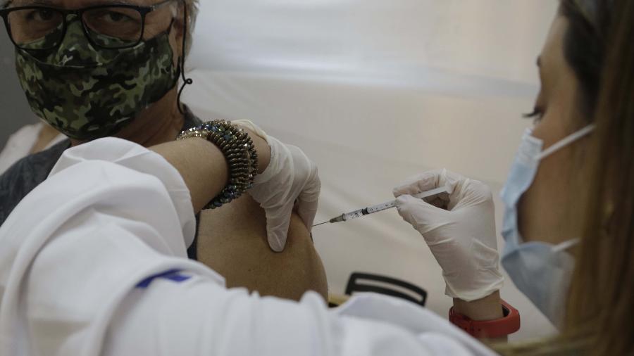 Idosa recebe dose de vacina em Campinas - Denny Cesare/Código19/Estadão Conteúdo