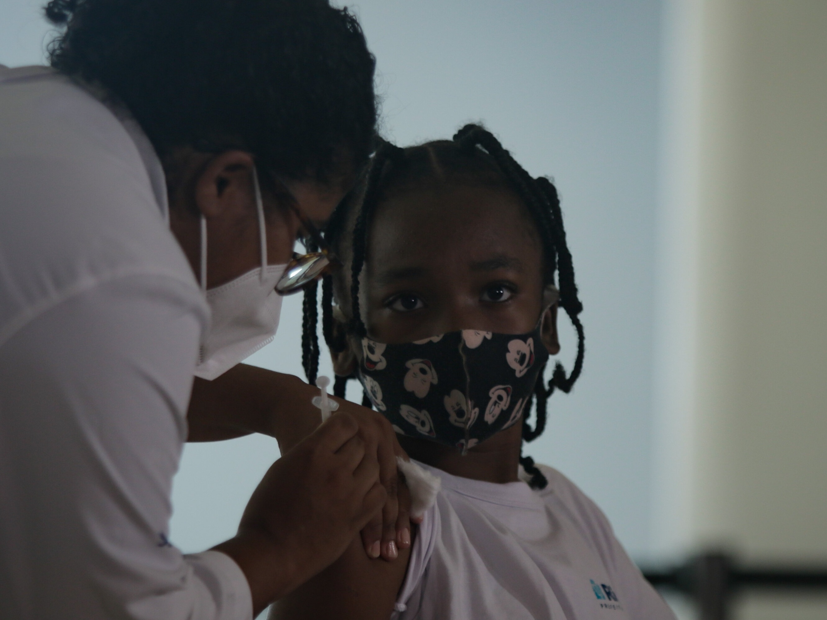 Meninas de 11 anos começam a ser vacinadas na capital do Rio de Janeiro