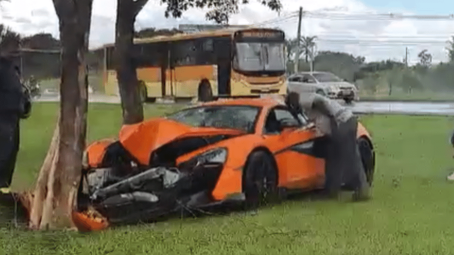 McLaren ficou completamente destruída após colidir em árvore - Reprodução/Facebook