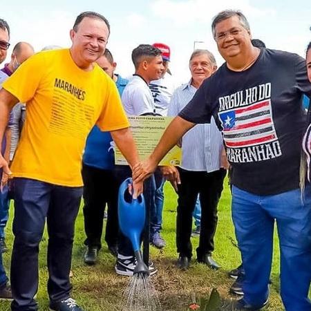 Governador Carlos Brandão e Flávio Dino regam planta em Chapadinha (MA) em 2022: relações cortadas Governador Carlos Brandão e Flávio Dino regam planta em Chapadinha (MA) em 2022: relações cortadas