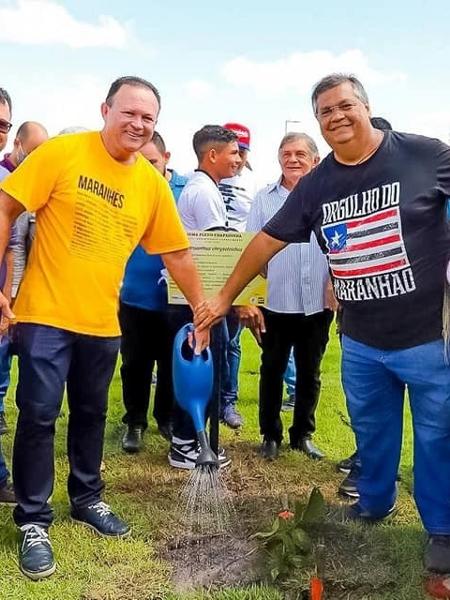 Novo governador (e candidato) Carlos Brandão e Flávio Dino regam planta em Chapadinha - Reprodução/Facebook