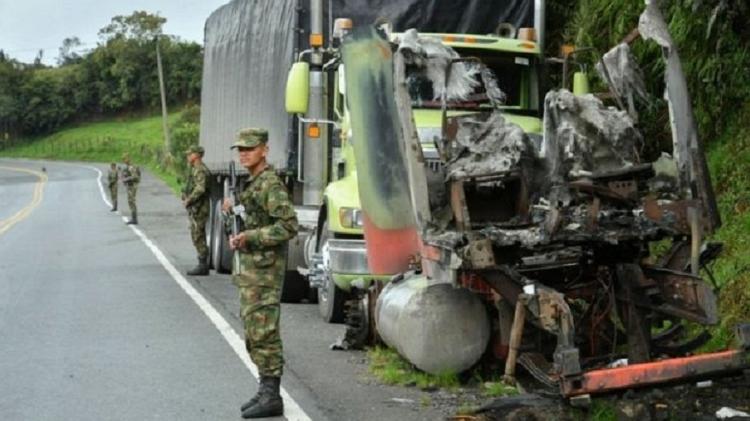 Truck burned during an armed shutdown in Colombia - Getty Images - Getty Images