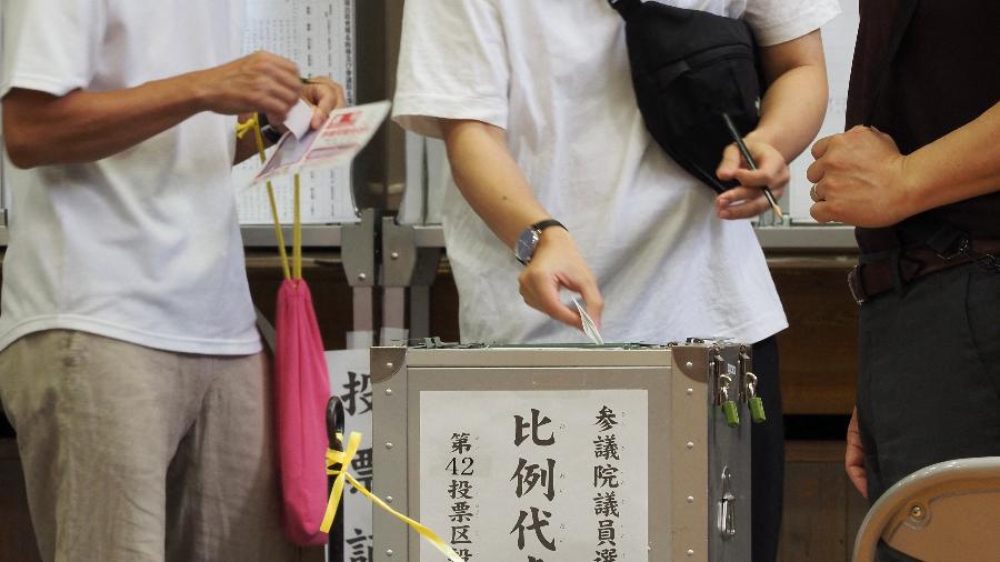 10.jul.2022 - Um eleitor vota durante as eleições para a câmara alta do Japão em uma estação de votação em Tóquio - TOSHIFUMI KITAMURA / AFP