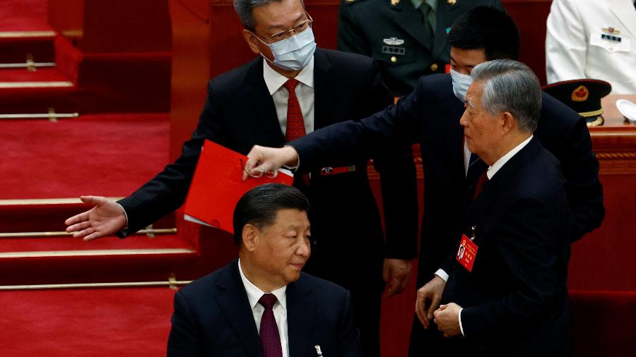 Ex-presidente da China Hu Jintao é retirado do assento ao lado do presidente Xi Jinping no 20º Congresso Nacional do Partido Comunista da China - TINGSHU WANG/REUTERS