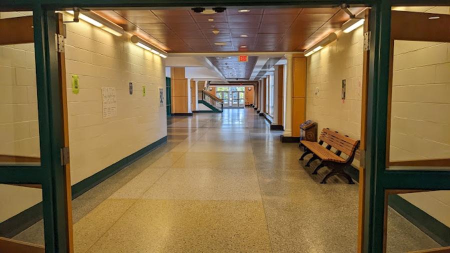 As luzes da escola da cidade de Wilbraham, em Massachusetts, nos EUA, permanecem acessas até durante o dia - Reprodução/Redes Sociais/Michael Laferriere