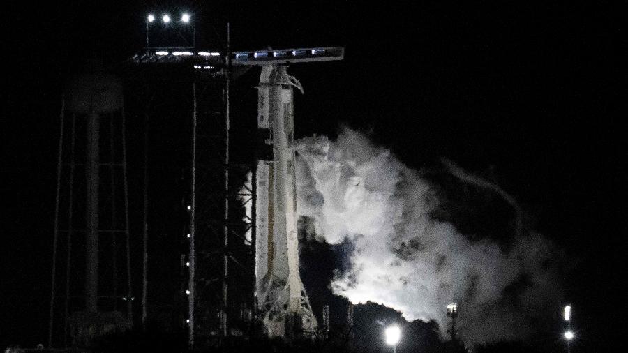 Foguete Falcon 9, da SpaceX, posicionado em estação de lançamento no Cabo Canaveral (Flórida), nesta segunda (27); problema adiou a missão - Jim Watson/AFP