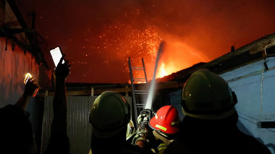 Bombeiros tentam apagar incêndio em depósito de combustíveis em Jacarta, na Indonésia - Willy Kurniawan/Reuters