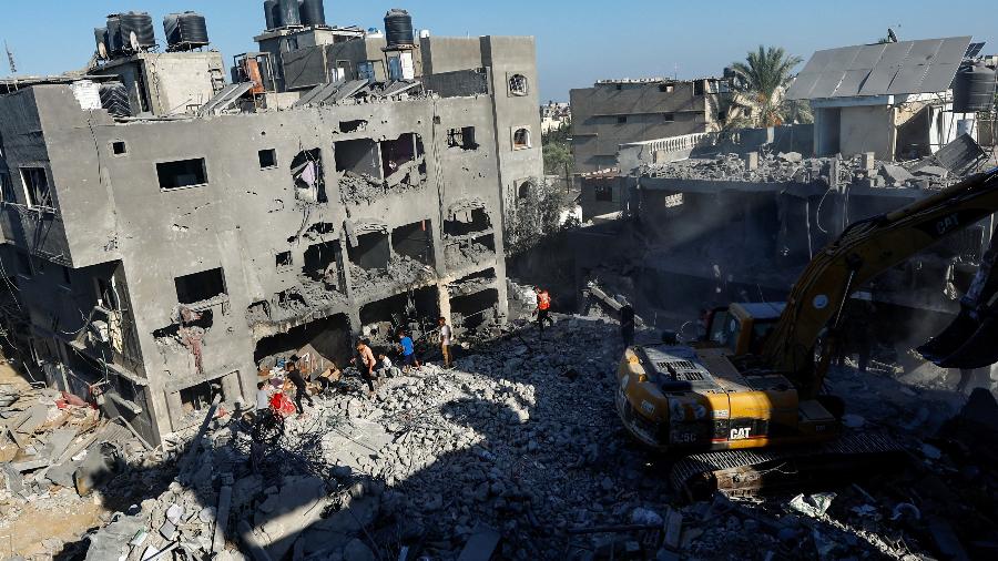 Escombros em Khan Younis, sul da Faixa de Gaza, após ataque de Israel