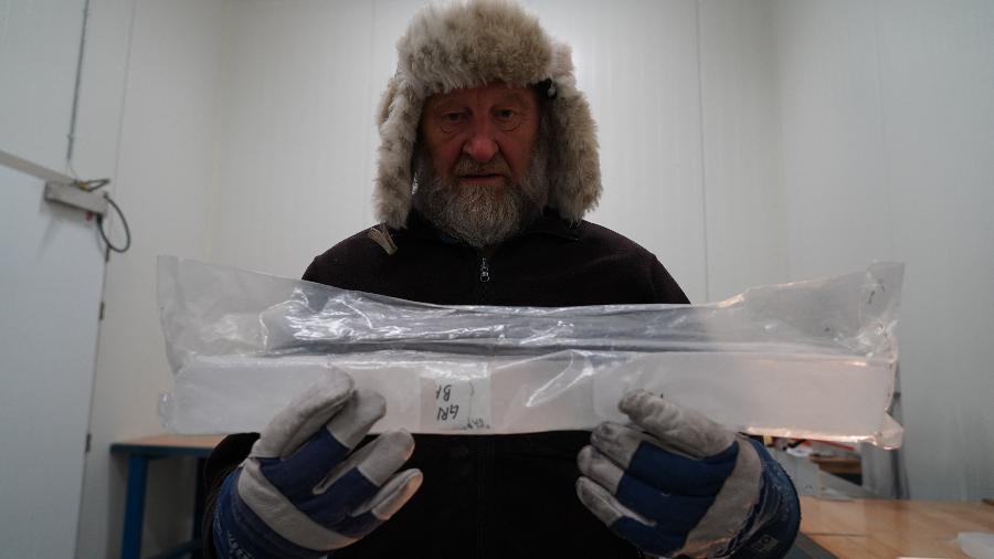 Jørgen Peder Steffensen, da Universidade de Copenhague, segura uma das amostras de gelo milenar mantidas na instituição