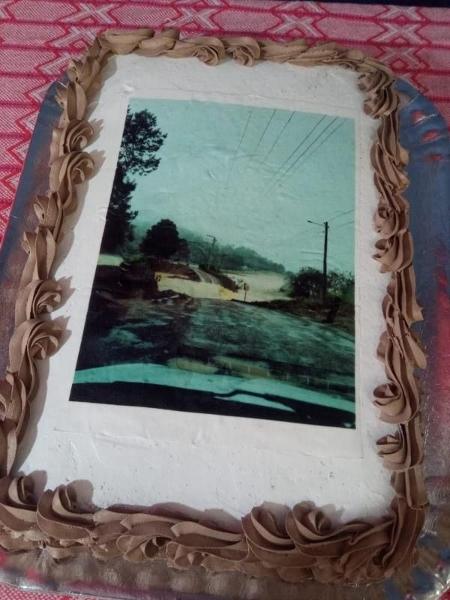 Moradores de SC levaram um bolo com foto da cratera para a "festa"
